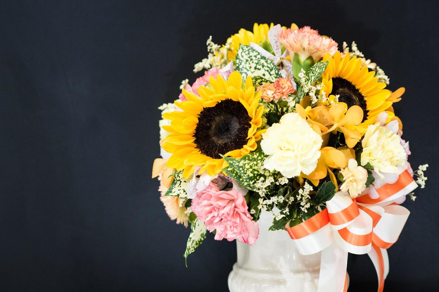 vacker bukett blommor färgglada, blomsterarrangemang foto