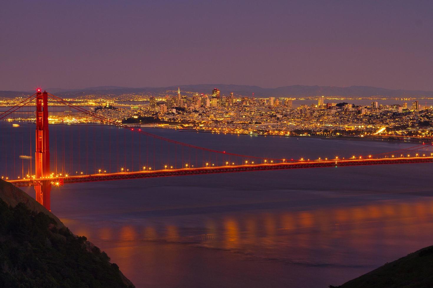 nattvy över san franciscos golden gate bridge foto