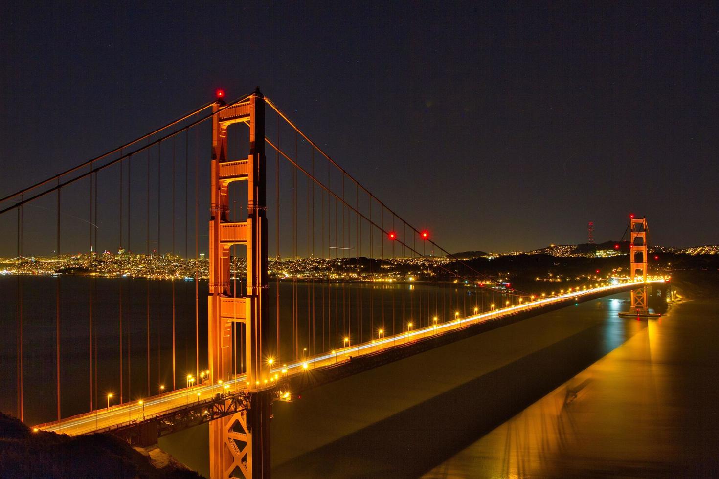 nattvy över san franciscos golden gate bridge foto