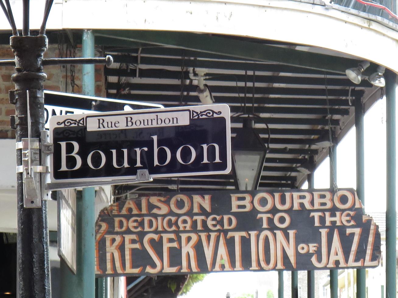Bourbon Street vid det franska kvarteret i New Orleans, Louisiana foto