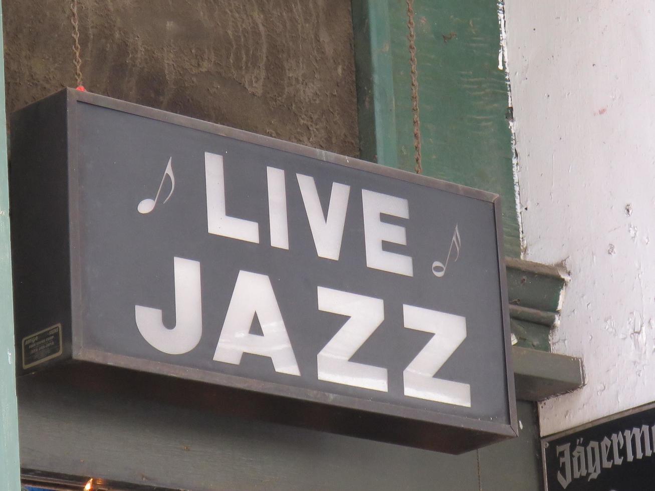 Bourbon Street vid det franska kvarteret i New Orleans, Louisiana foto