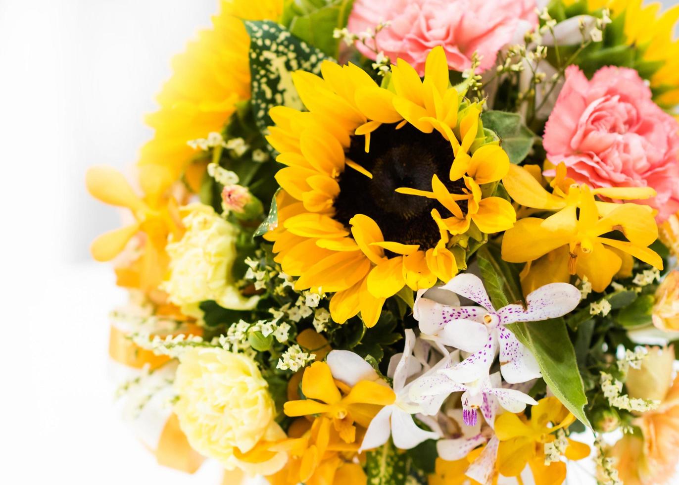 vacker bukett blommor färgglada, blomsterarrangemang foto