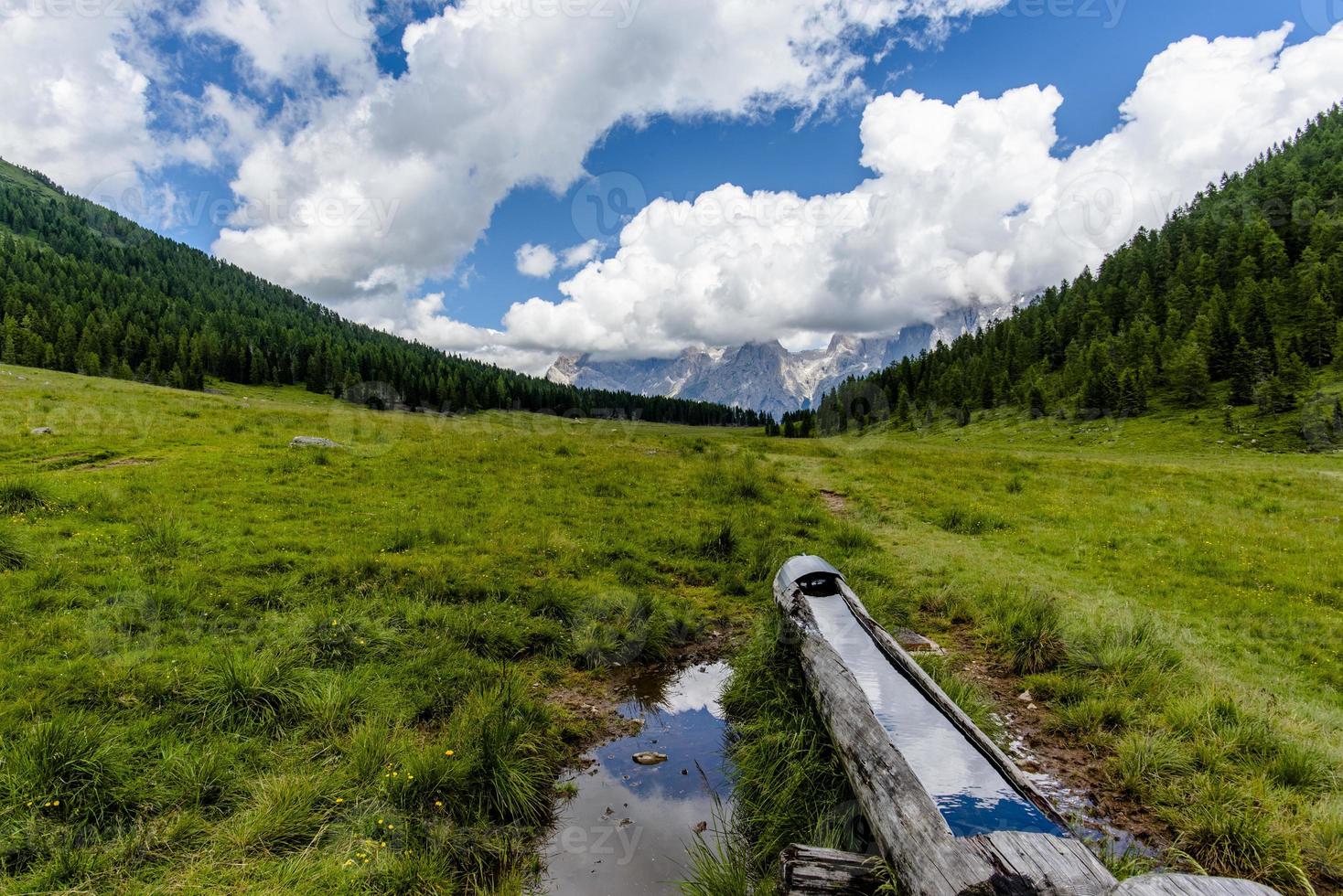 trä fontän på dalen i san martino di castrozza, trento, italien foto