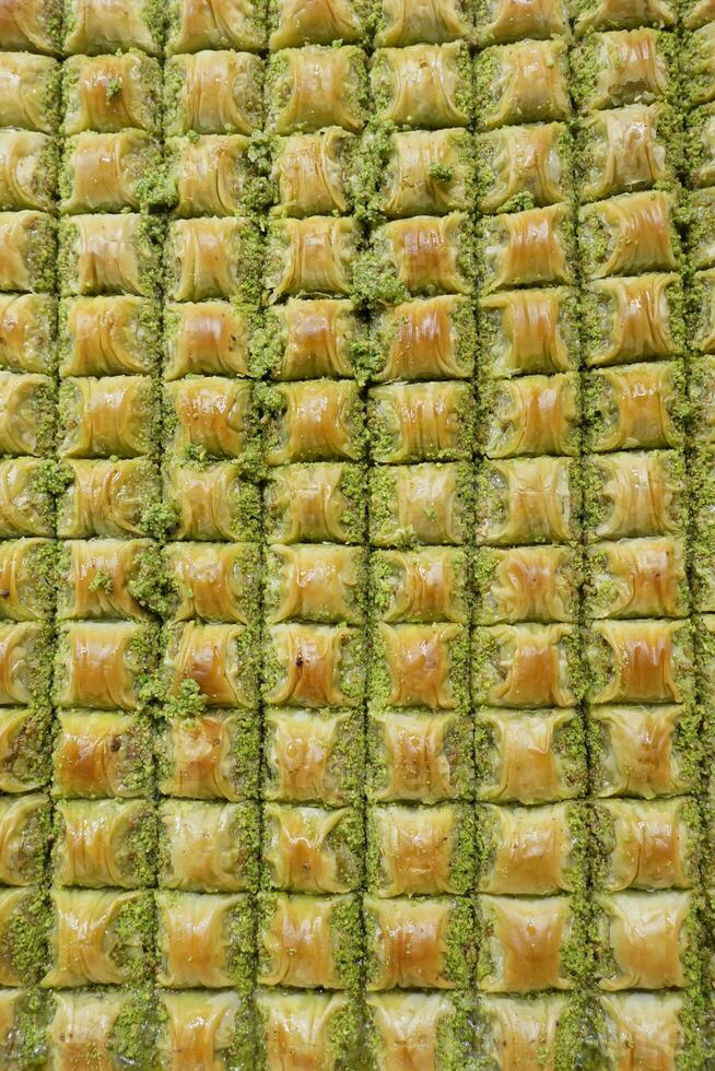 baklava bitar med sirap och jordnöt foto