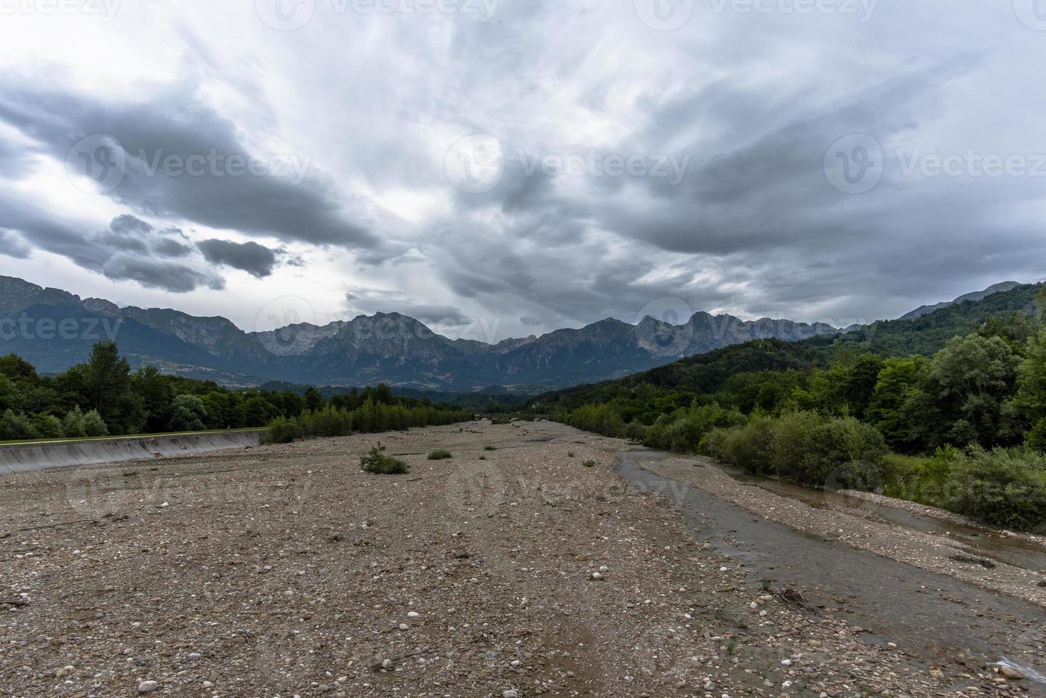 2021 07 17 lago di santa croce flodbädd foto