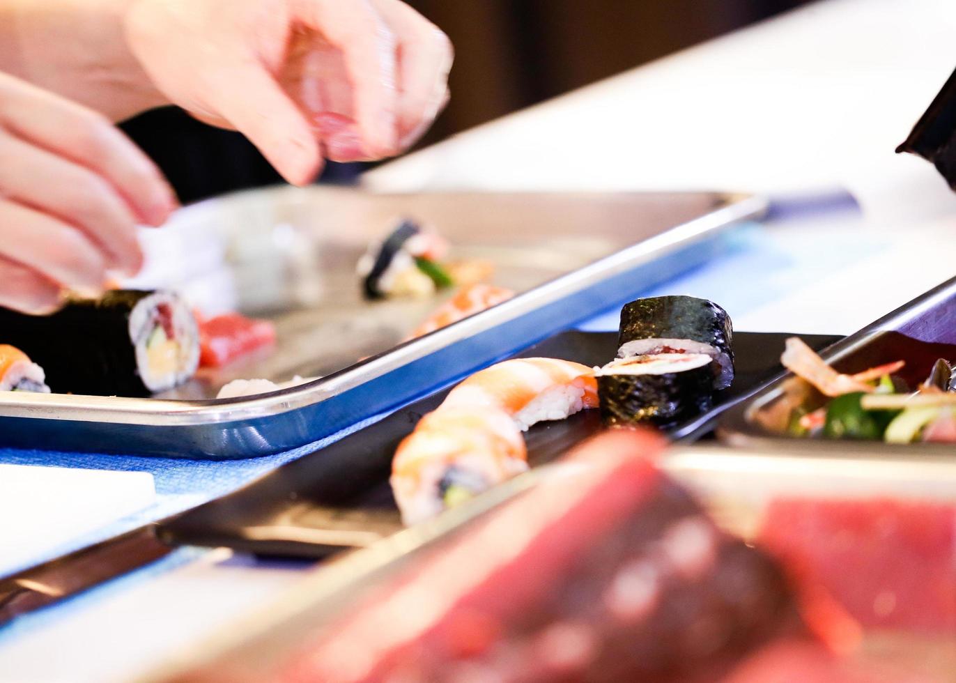 kockhänder som förbereder japansk mat, kock som gör sushi foto