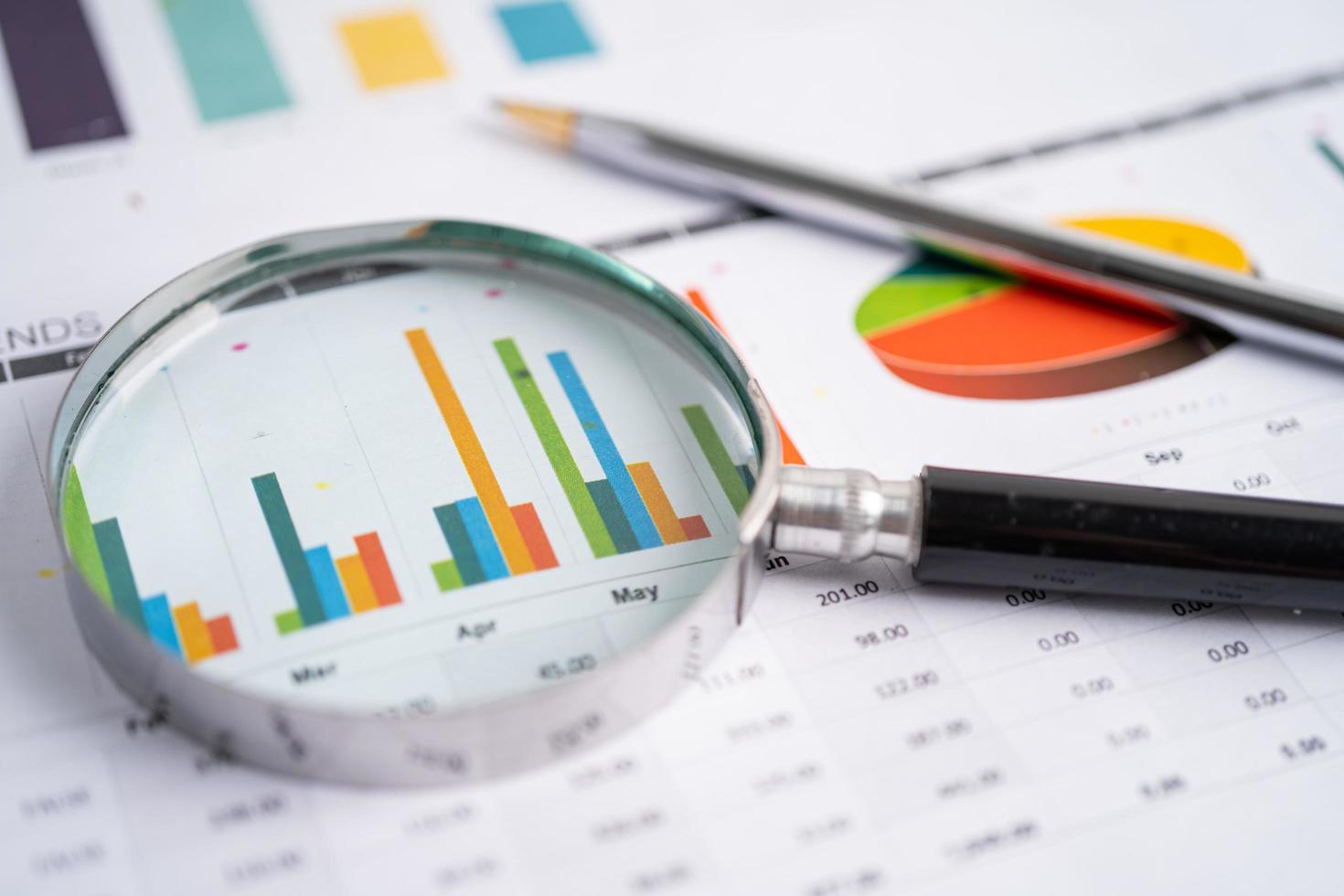 förstoringsglas på diagram diagrampapper. foto