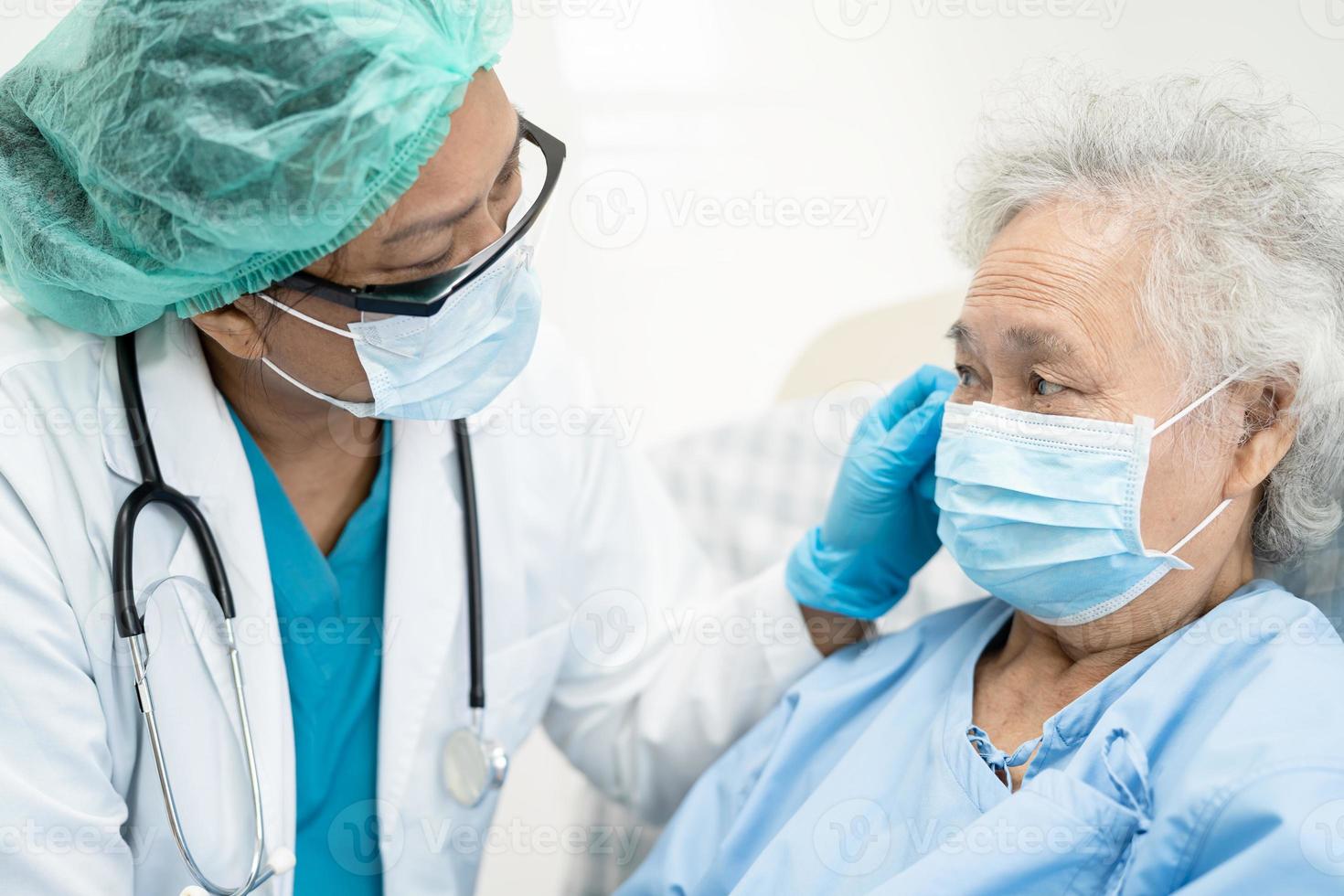 asiatisk läkare hjälp asiatisk äldre kvinna patient på sjukhus. foto