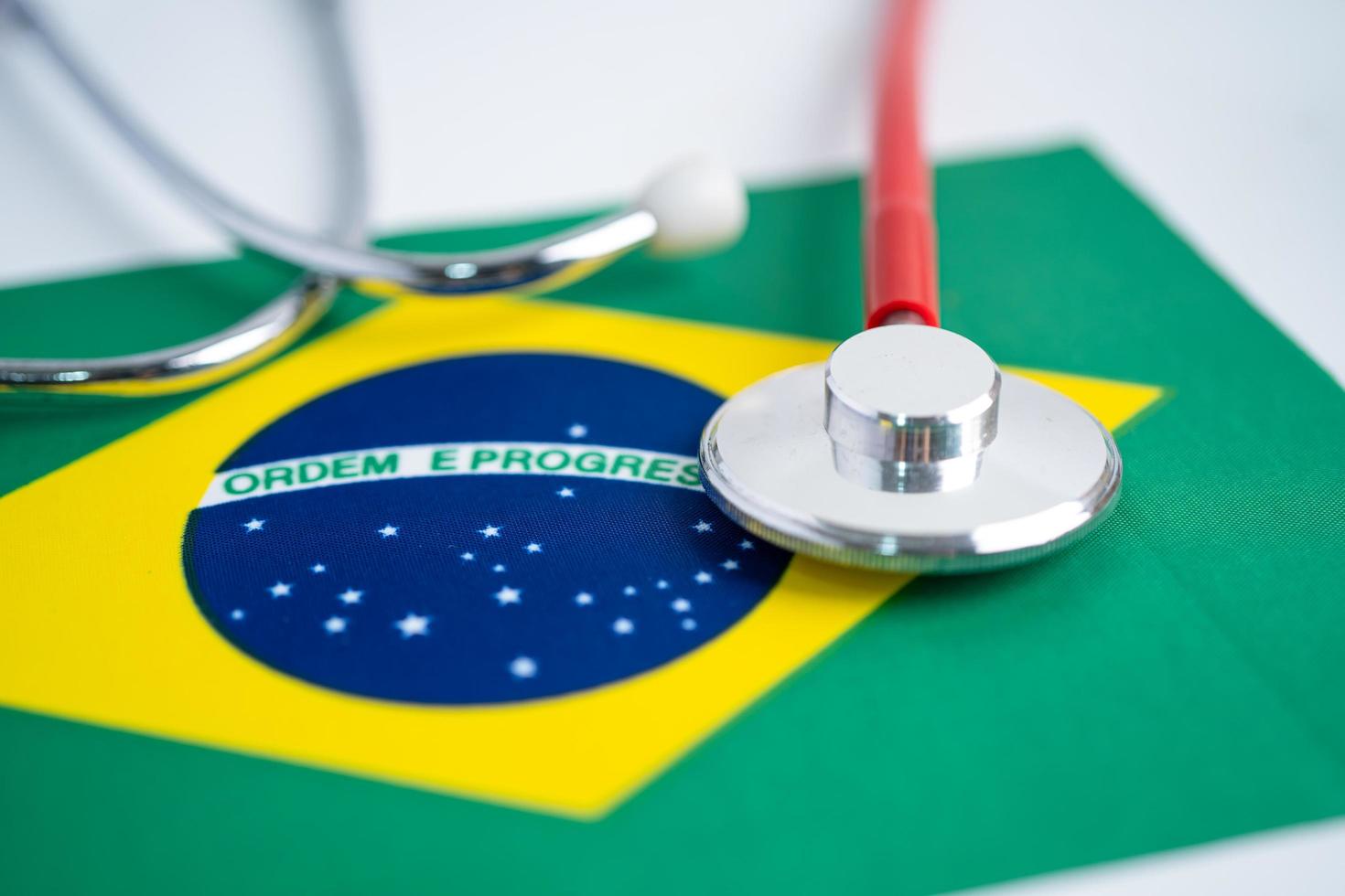 svart stetoskop på Brasiliens flaggbakgrund foto