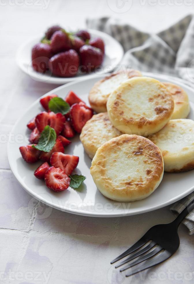 keso pannkakor, ricotta fritters på keramisk tallrik foto