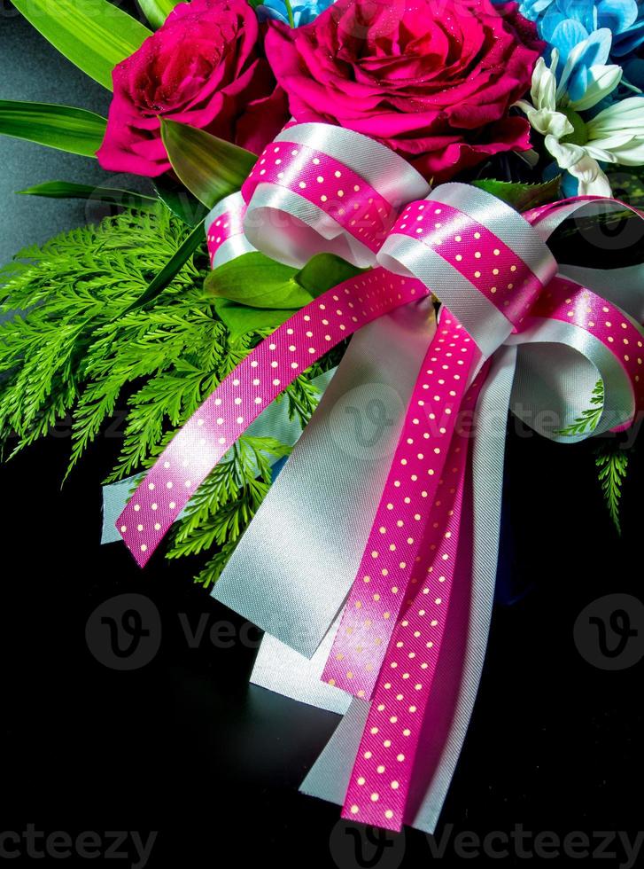 band rosett, silver och rosa prick vid den vackra blomsterbuketten foto