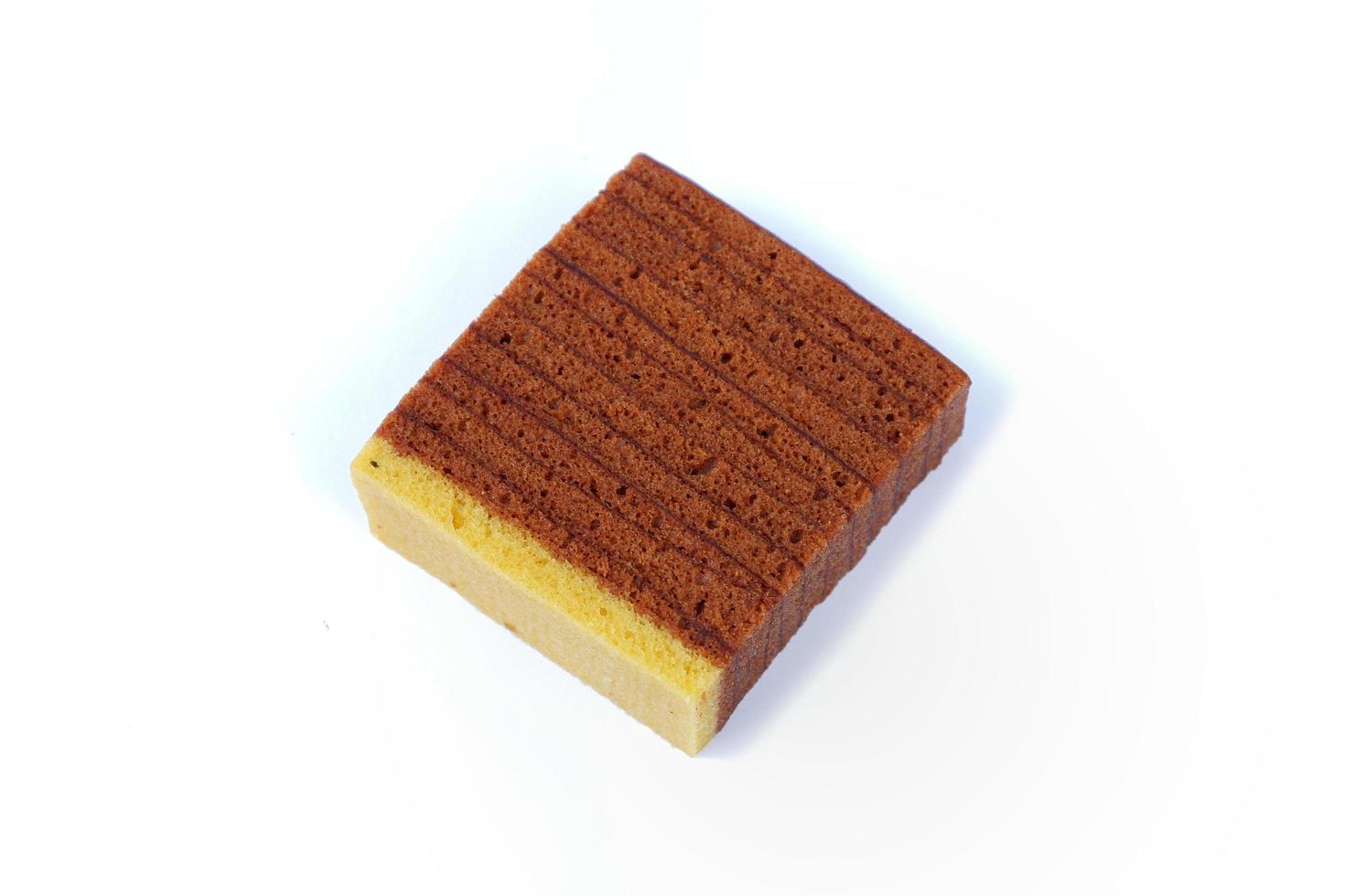 chokladskiktad sockerkaka isolerad på en vit bakgrund foto