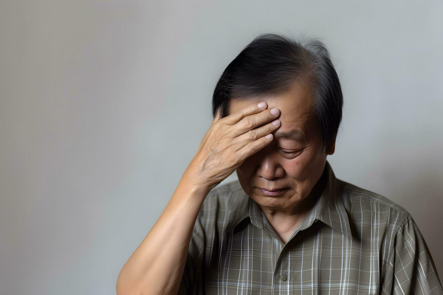 yrsel eller huvudvärk av asiatisk äldre man. ai generativ foto