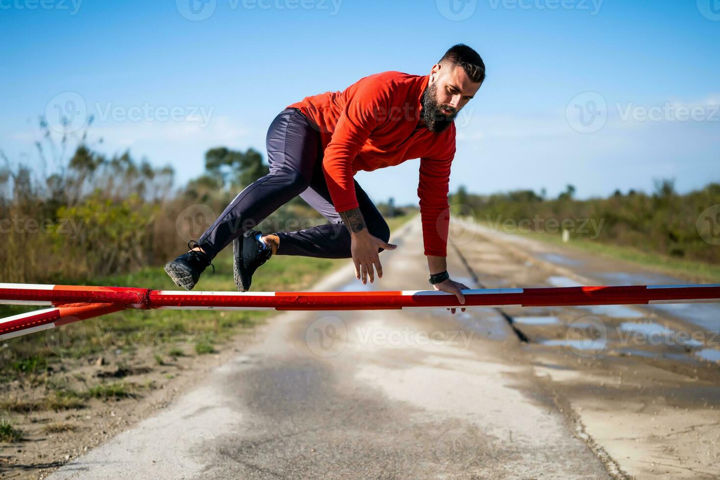 vuxen man är joggning utomhus- på solig dag. foto