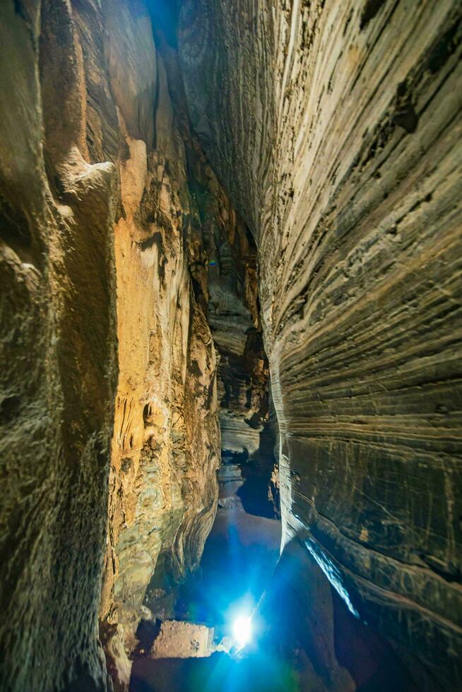 osynlig i thailand, de blå grotta funktioner en naturlig blå marmor Färg mönster på dess väggar. foto