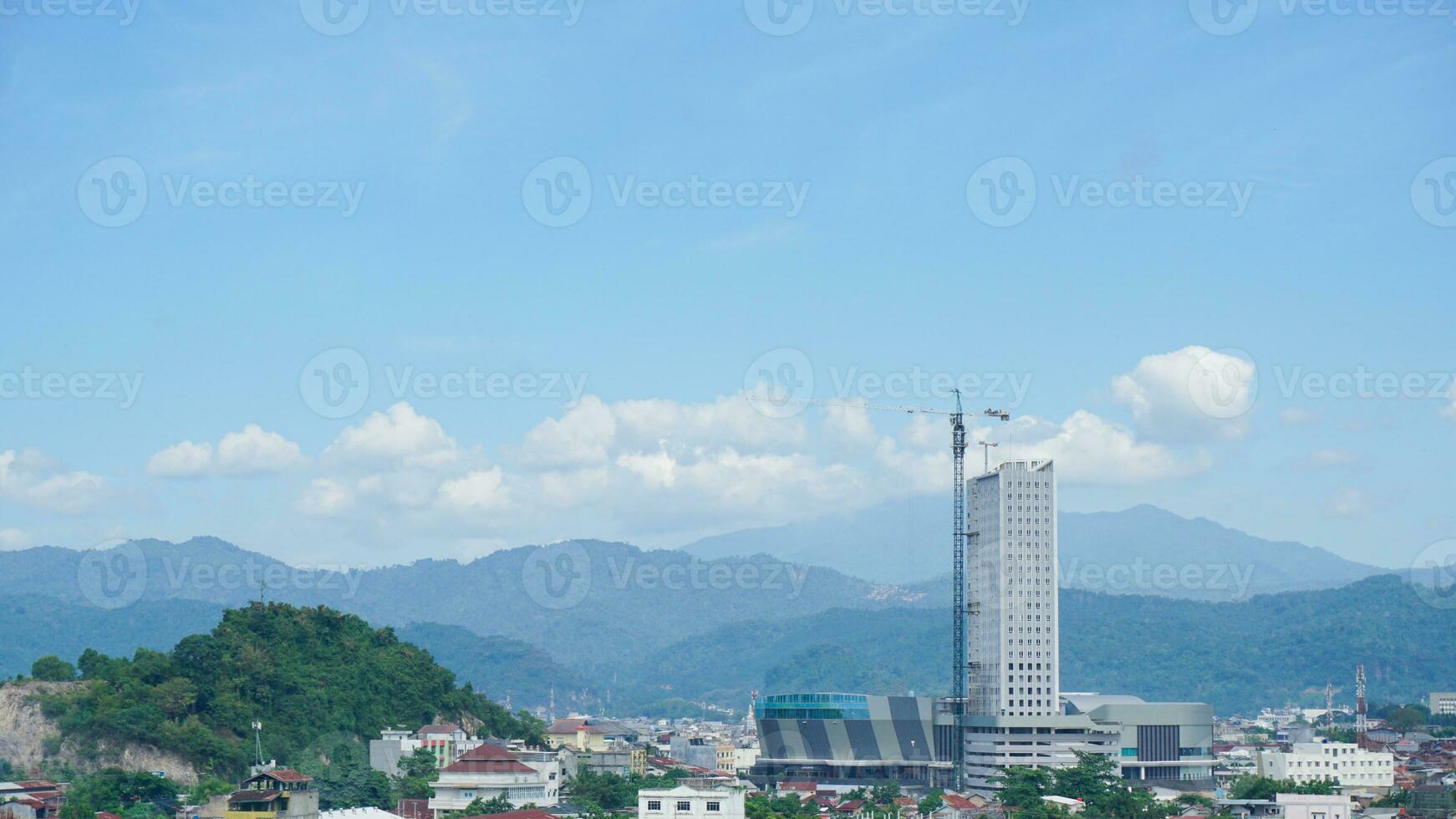 landskap se av en bostads- byggnad med berg, blå himmel, moln, hav, och hav i de bakgrund på lampung. kopia Plats. topp se av stad. urbanisering foto