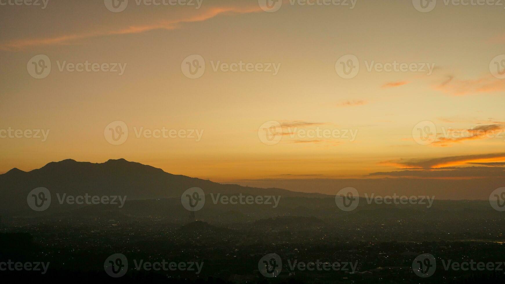 solnedgång se med himmel, moln, rajabasa berg i lampung se från bukit aslan eller aslan kulle foto