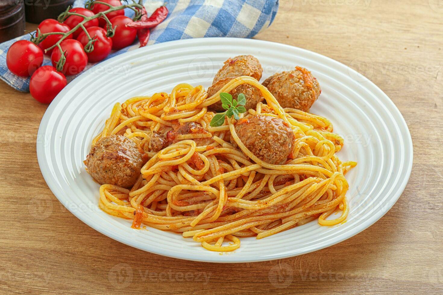 spagetti med köttbulle i tomatsås foto