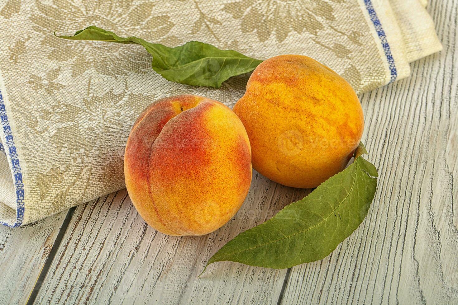 två mogen ljuv persikor frukt foto