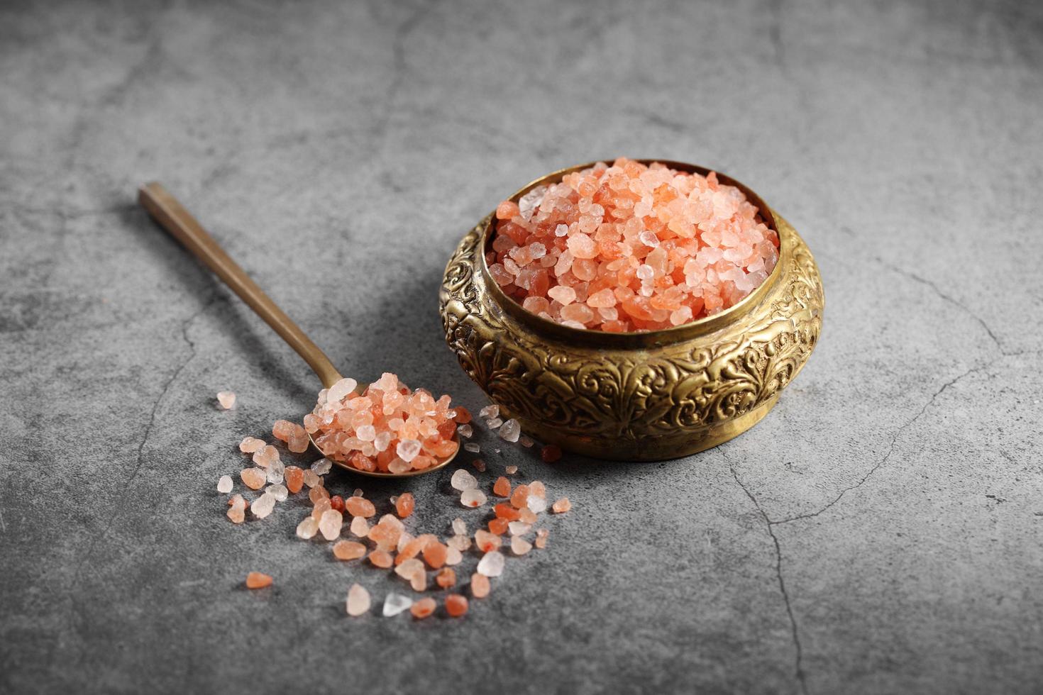 himalayan rosa salt i gyllene sked på loft kök foto