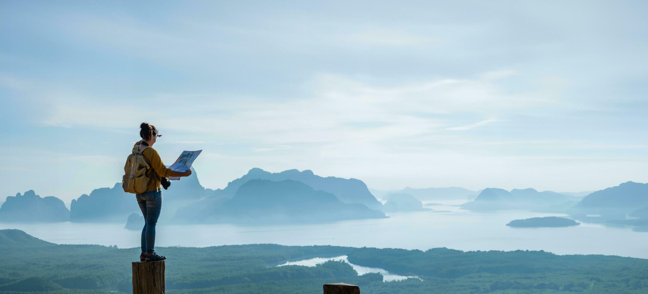 resenärer, ung kvinnor är utforska de Karta. landskap skön berg på hav på samet nangshe synpunkt. phang nga bukt ,resa äventyr, resa thailand, turist på sommar Semester semester. foto