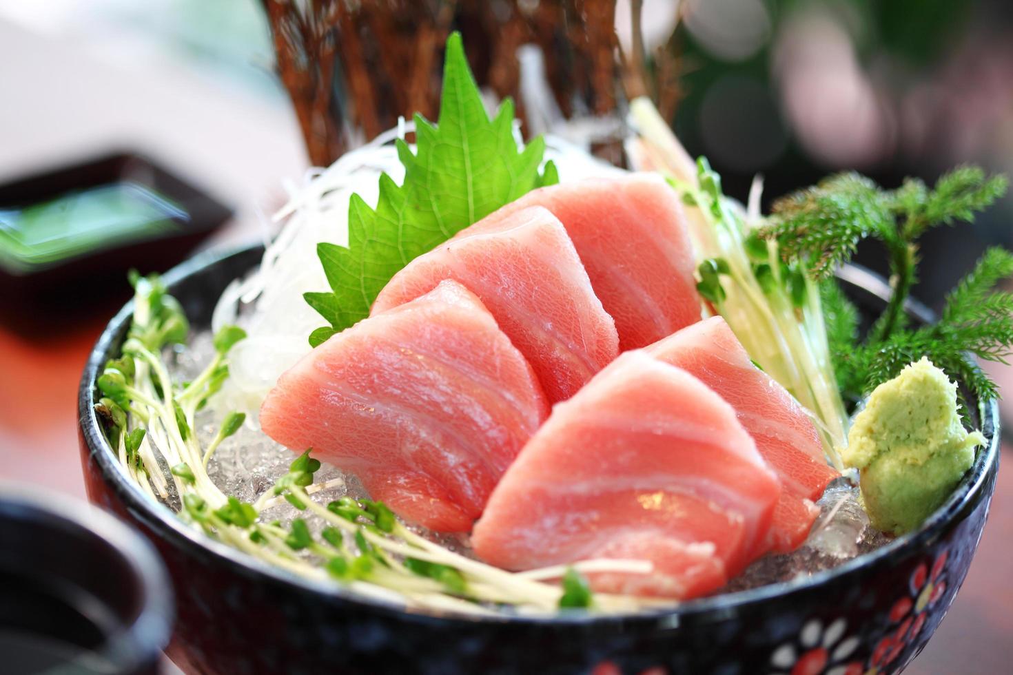 närbild japansk mat från tonfisk i keramisk maträtt foto