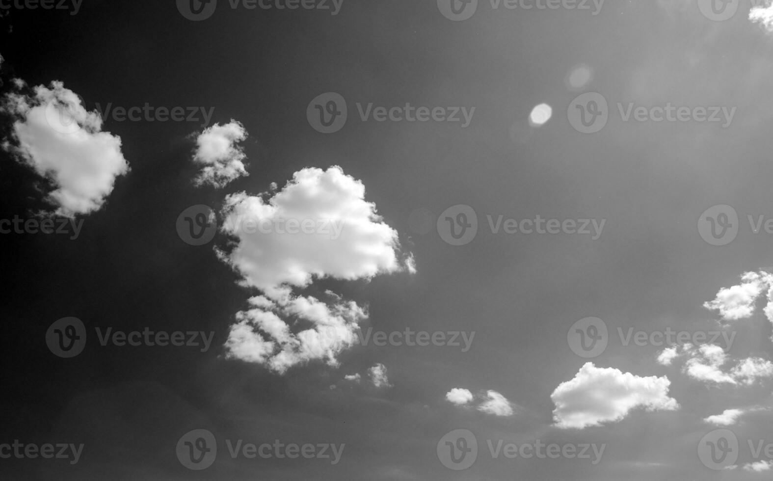 svart och vit skön himmel bakgrund foto