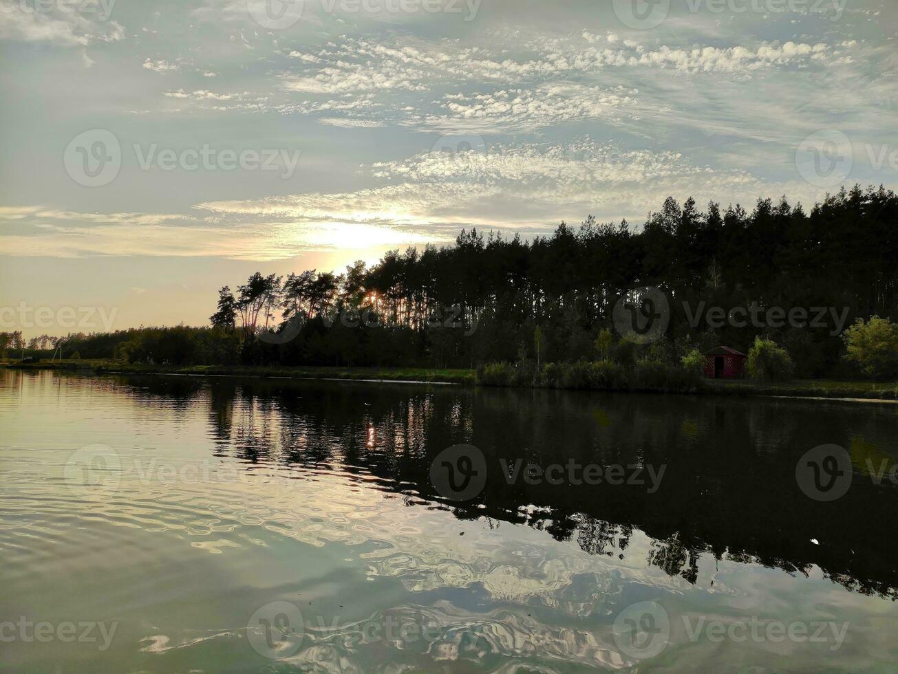sjö och skog i solnedgång, pittoresk tapet foto
