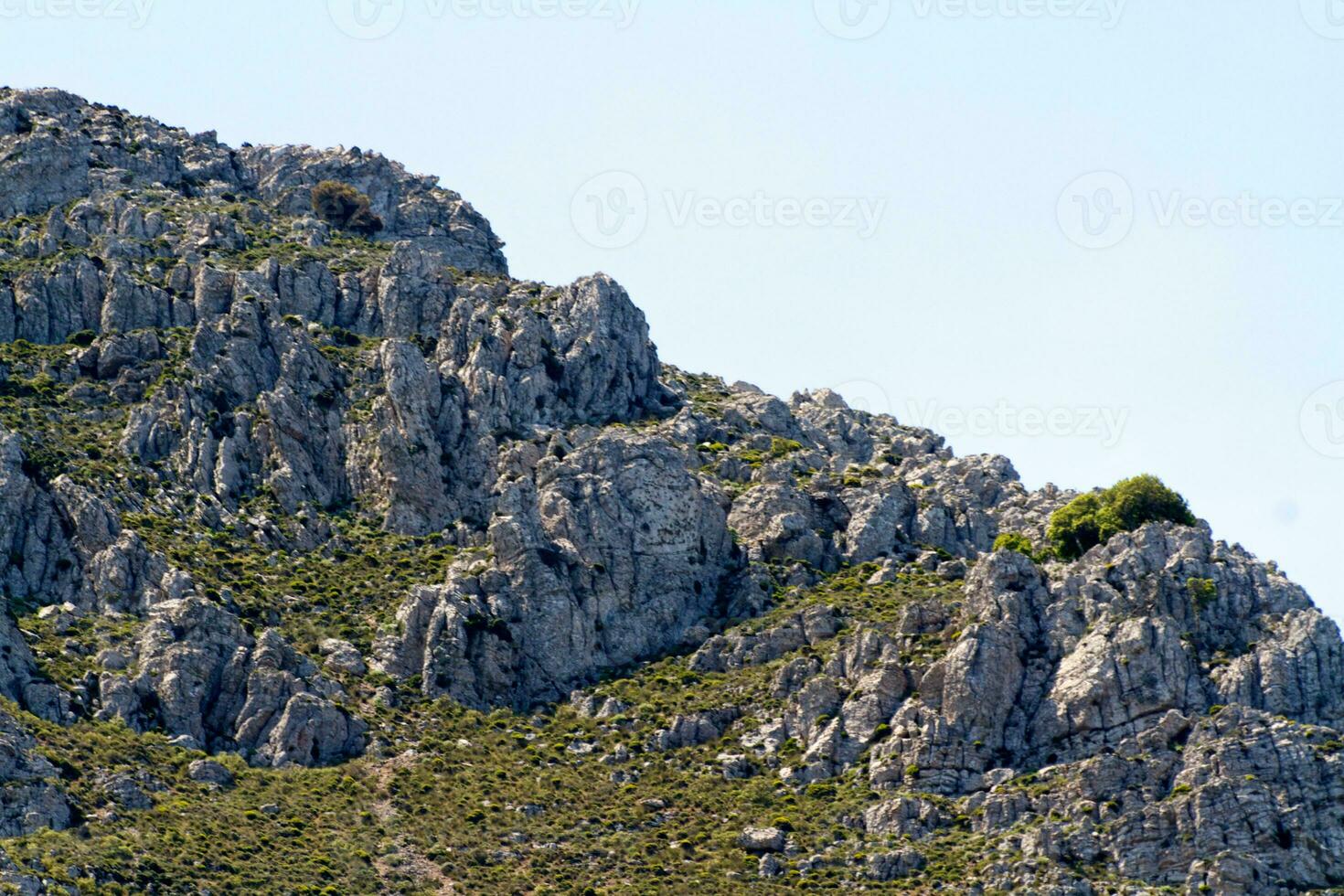 höga berg och klippor i Grekland Rhodos foto