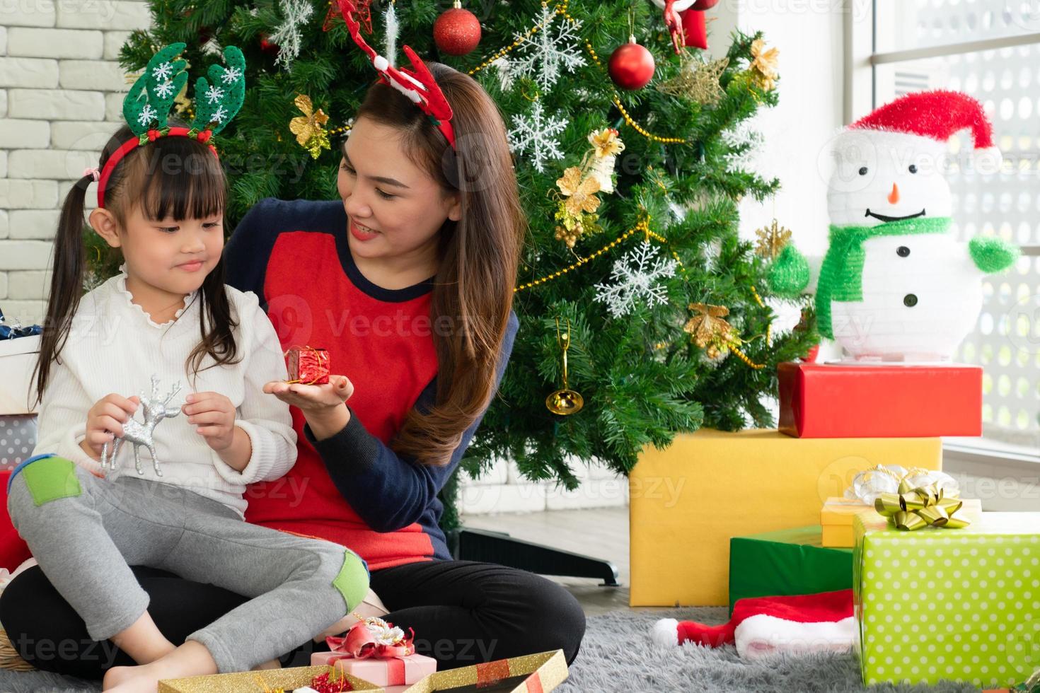 asiatisk mor och barn firar julfest tillsammans foto