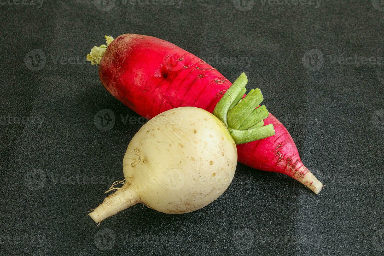 färsk grönsak - daikon för vegansk mat foto
