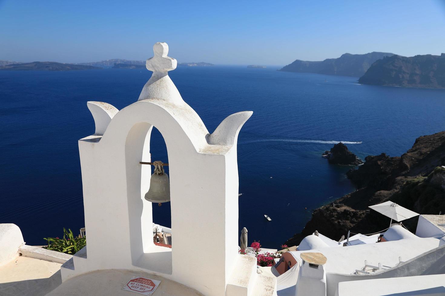 vacker utsikt över oia på ön santorini, grekland foto