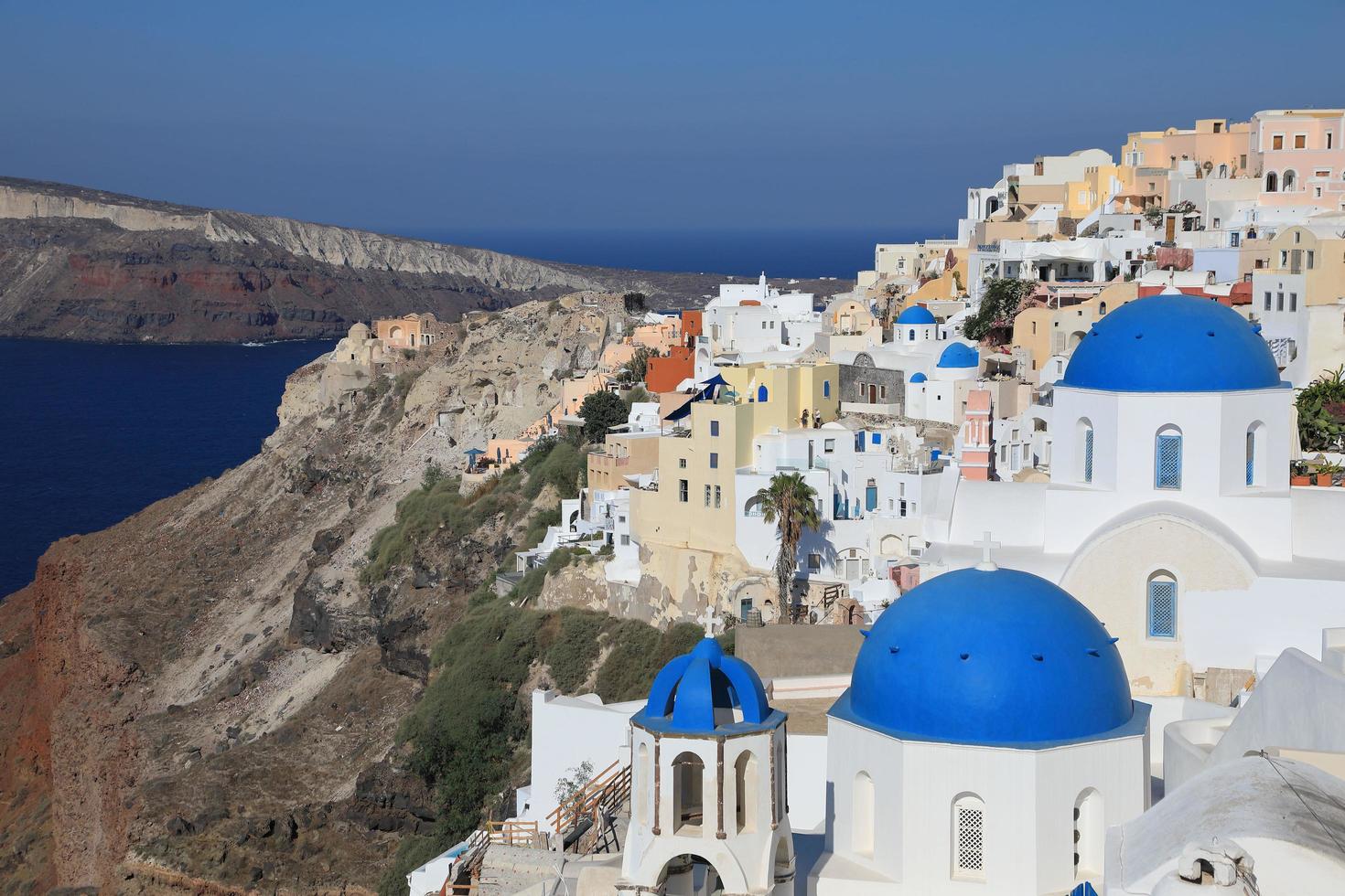 vacker utsikt över oia på ön santorini, grekland foto