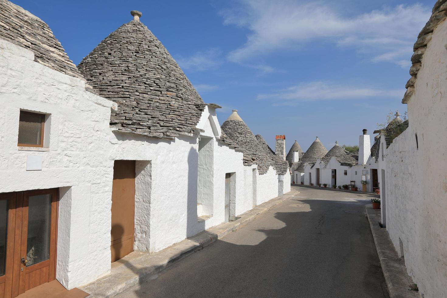 stadsbild av typiska Trulli -hus i Alberobello Italien foto