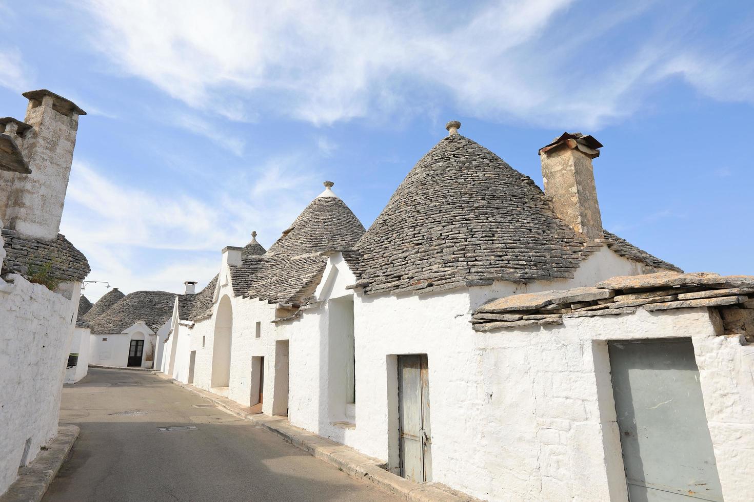 stadsbild av typiska Trulli -hus i Alberobello Italien foto