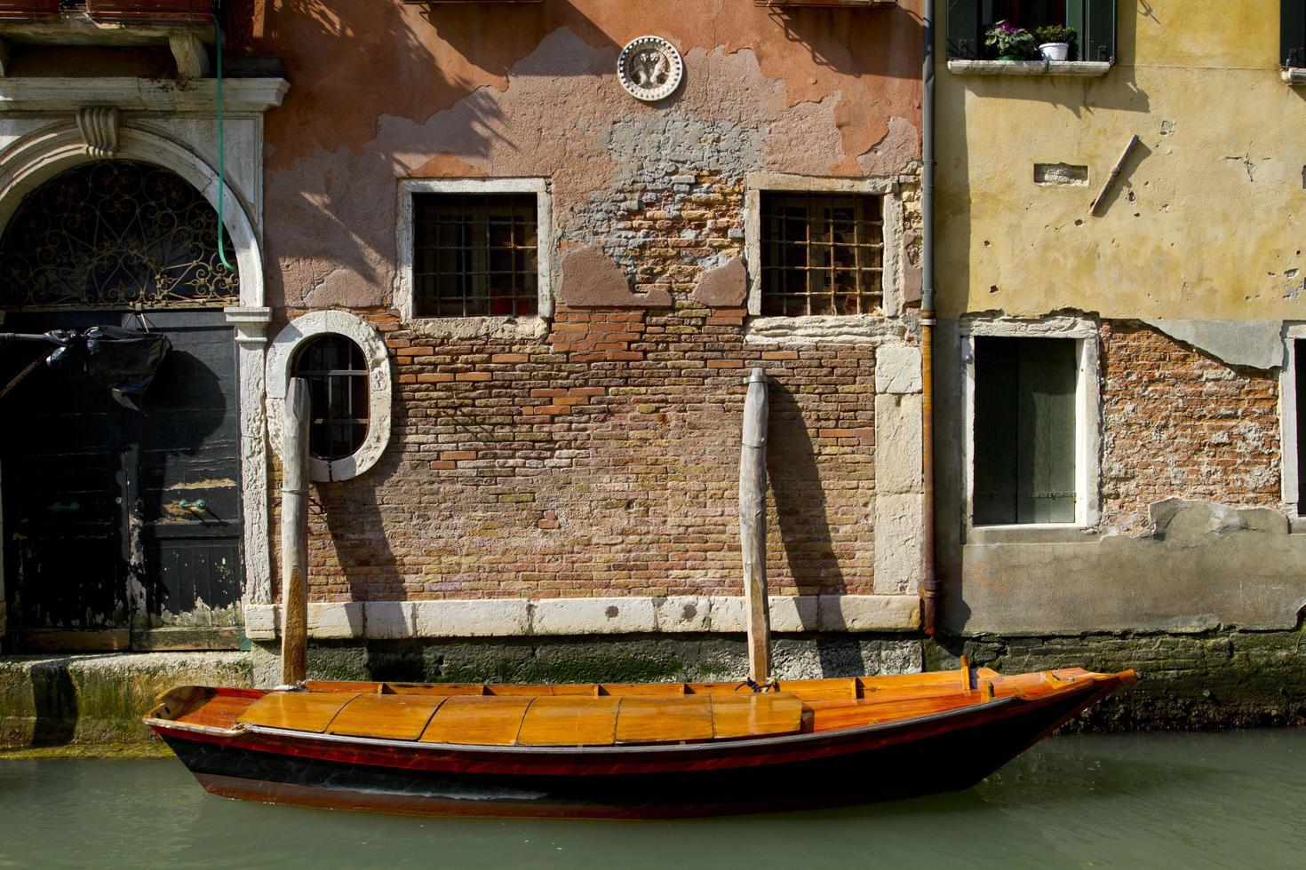 traditionell Venedig stadsbild med gondol foto