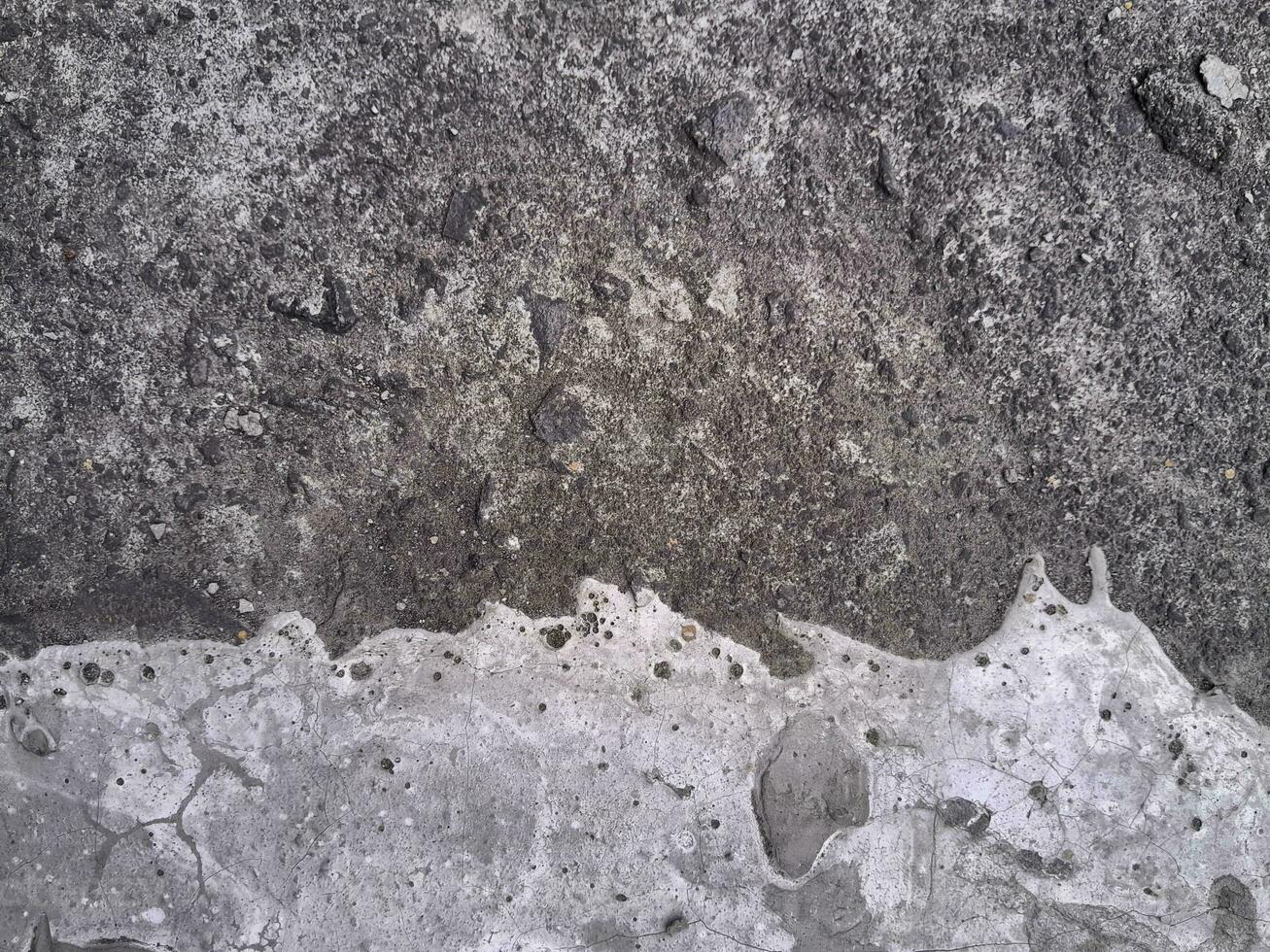 grungy vägg av grå betong textur med knäckt yta från sand och cement material. foto