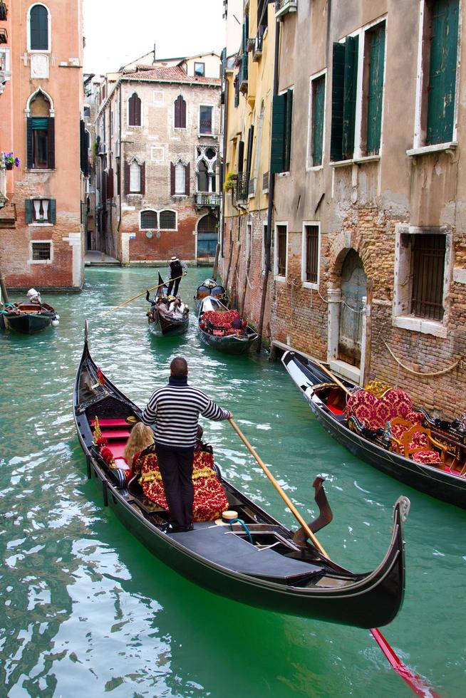 traditionell Venedig stadsbild med smal kanal, gondol foto