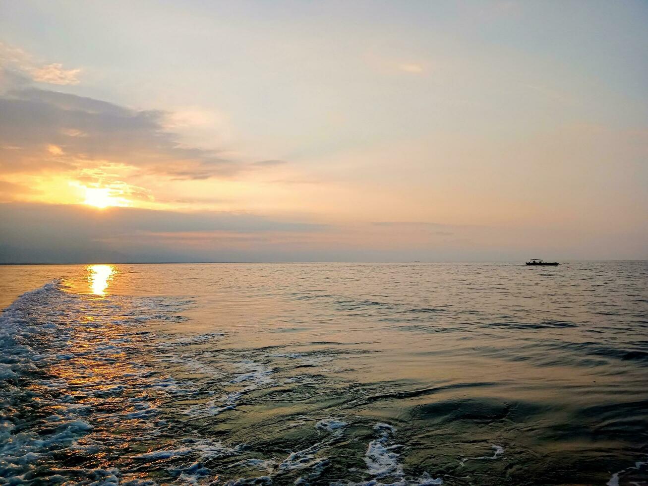 se av de solnedgång på de strand i balinggi jati by, parigi moutong regentskap, central sulawesi foto