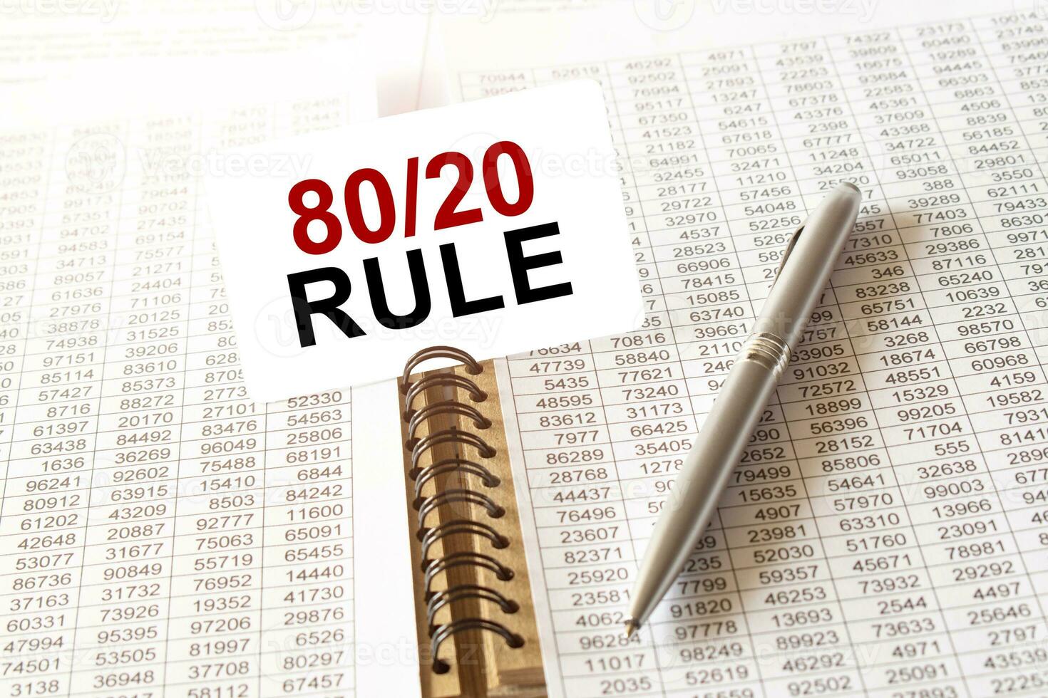 text 80 och 20 regel på papper kort, penna, finansiell dokumentation på tabell foto