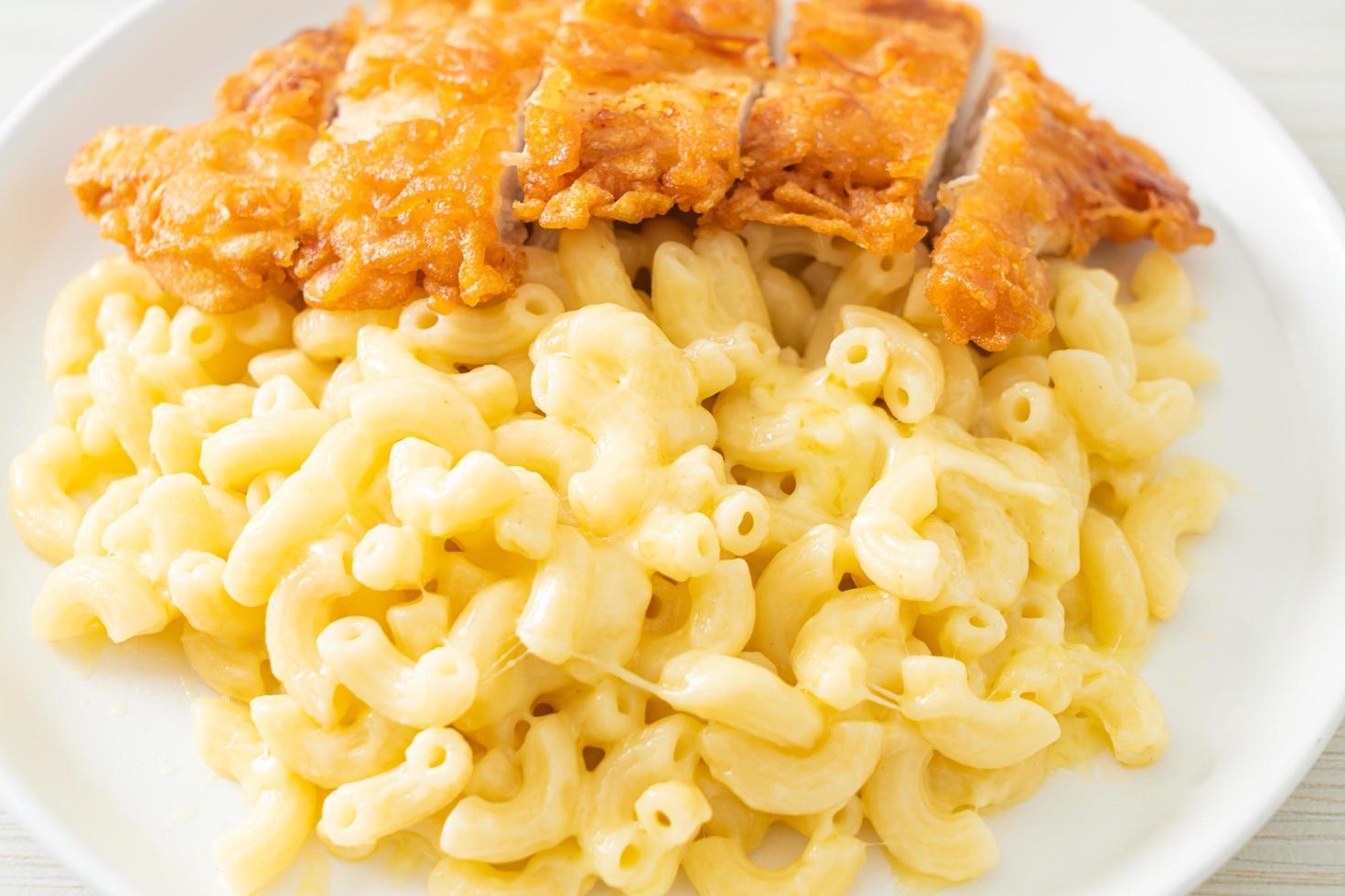 mac och ost med stekt kyckling foto