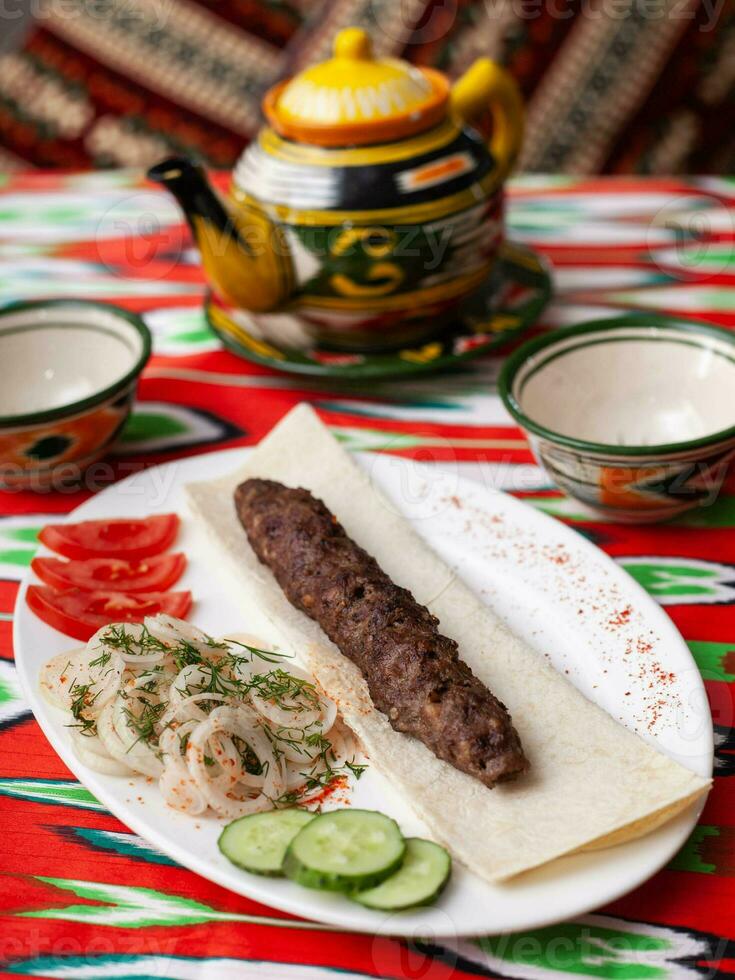 nötkött och lamm shashlik grillad kött, mald kött. eras med grönsaker, inlagd lök, lavash bröd foto