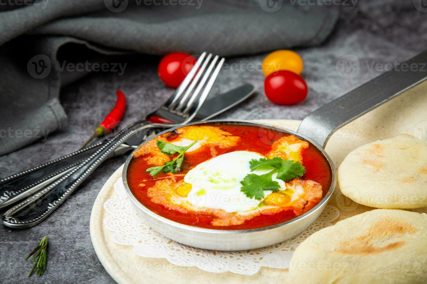 borscht i en fräsning panorera med färsk tunnbröd och körsbär tomater sida se foto