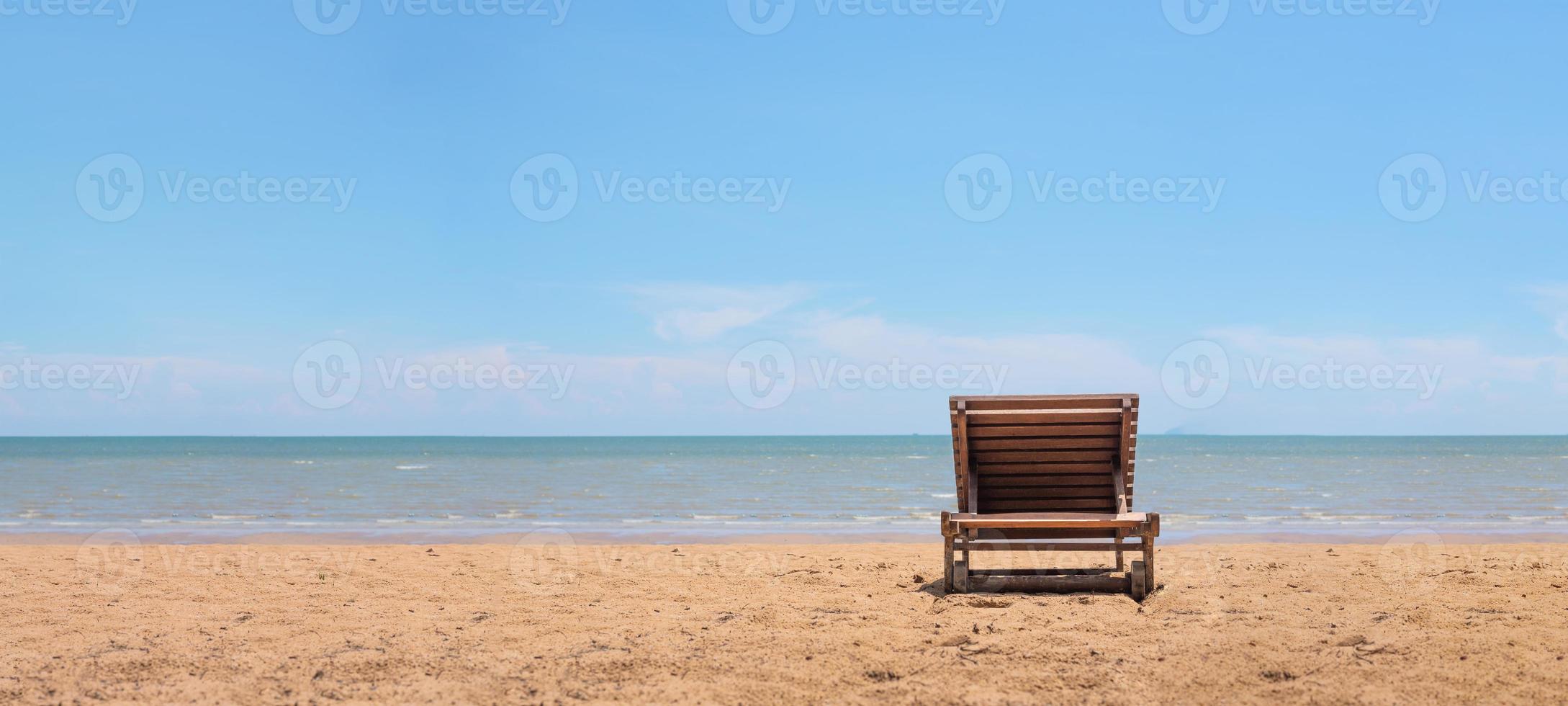 solstol på stranden med klart blå himmel bakgrund foto