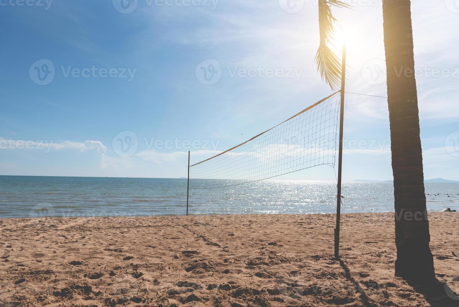 strand med volleybollnät. havslandskap och havskoncept foto