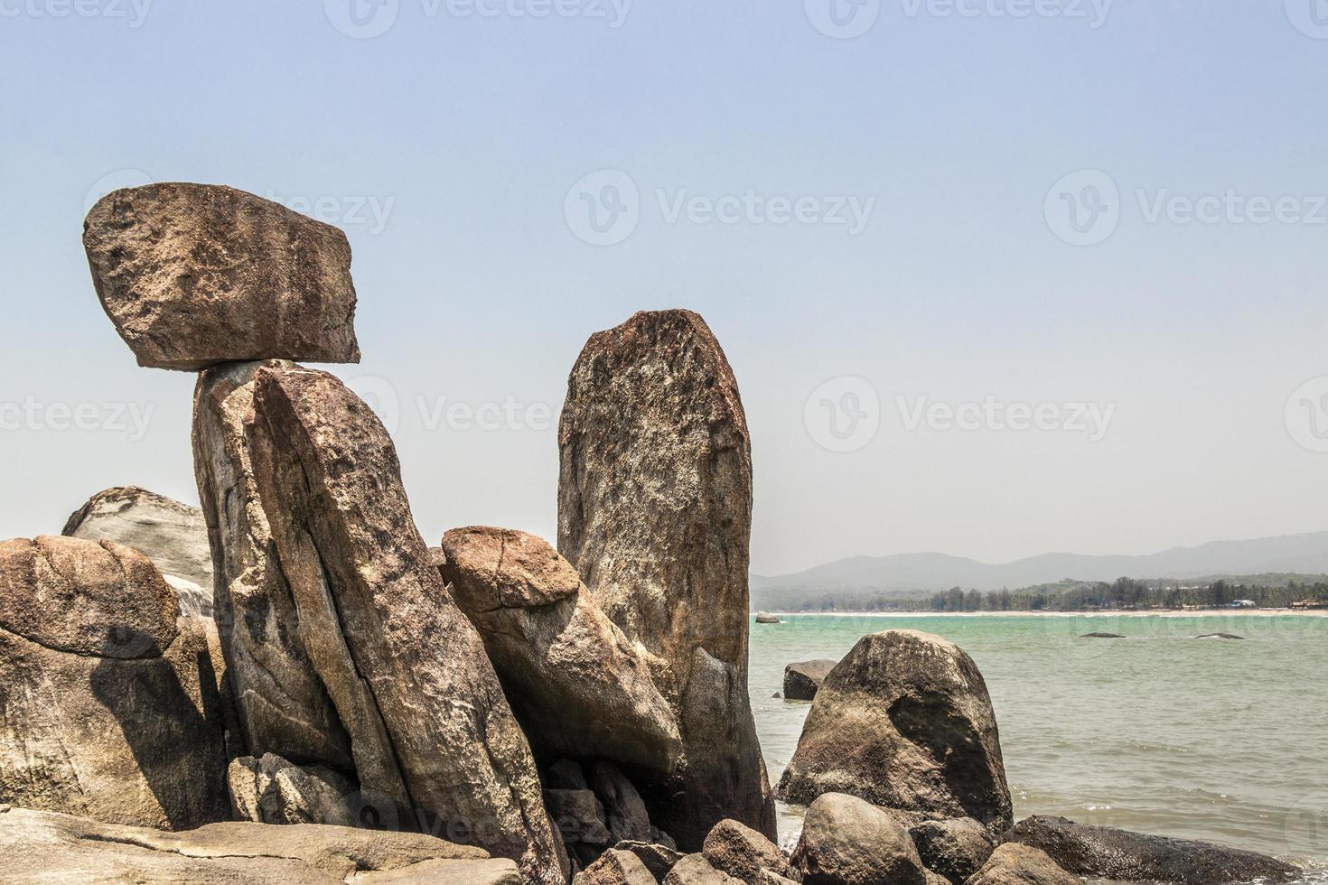 bizzare klippformationer på agonda beach i goa, indien foto