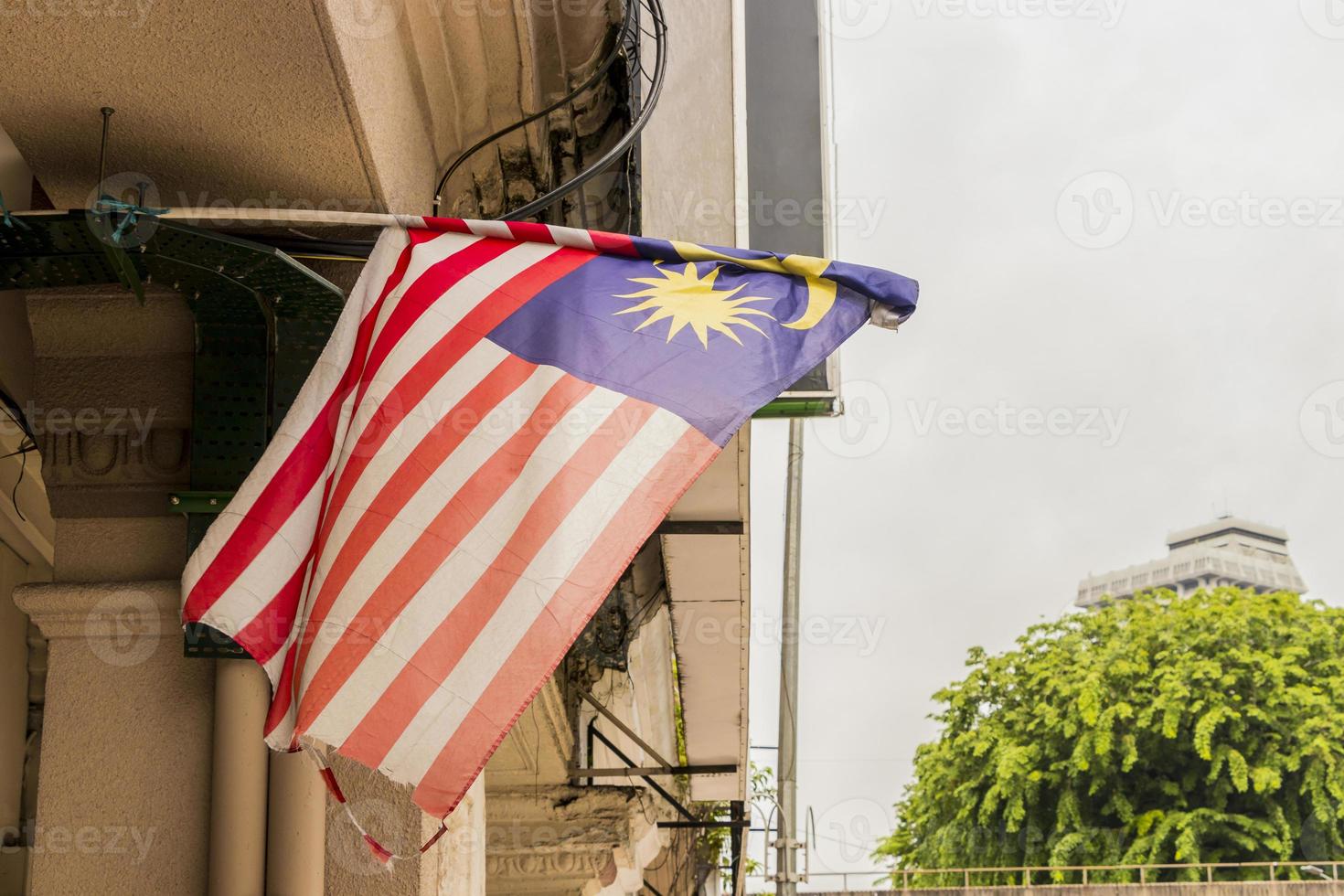 gammal sliten malaysia flagga i storstaden kuala lumpur, malaysia. foto