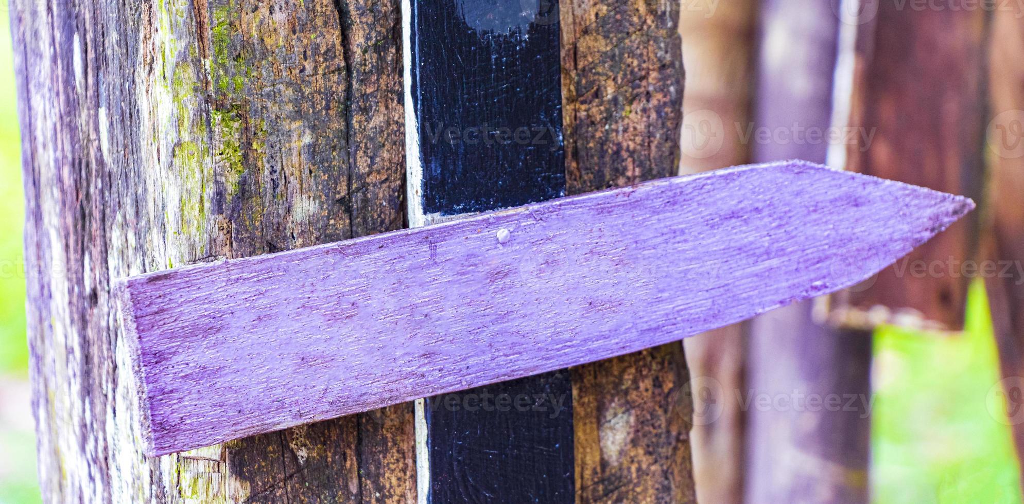 färgglada violetta slättstränder riktade pilar på ilha grande brasilien. foto