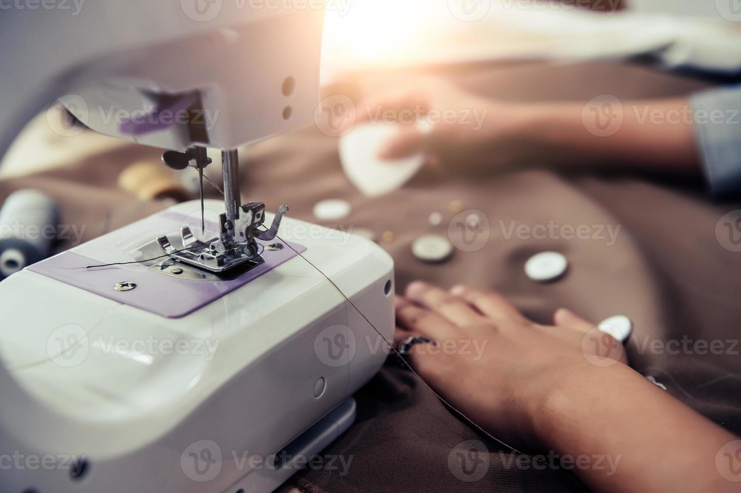 närbild av symaskin med dressmaker design foto