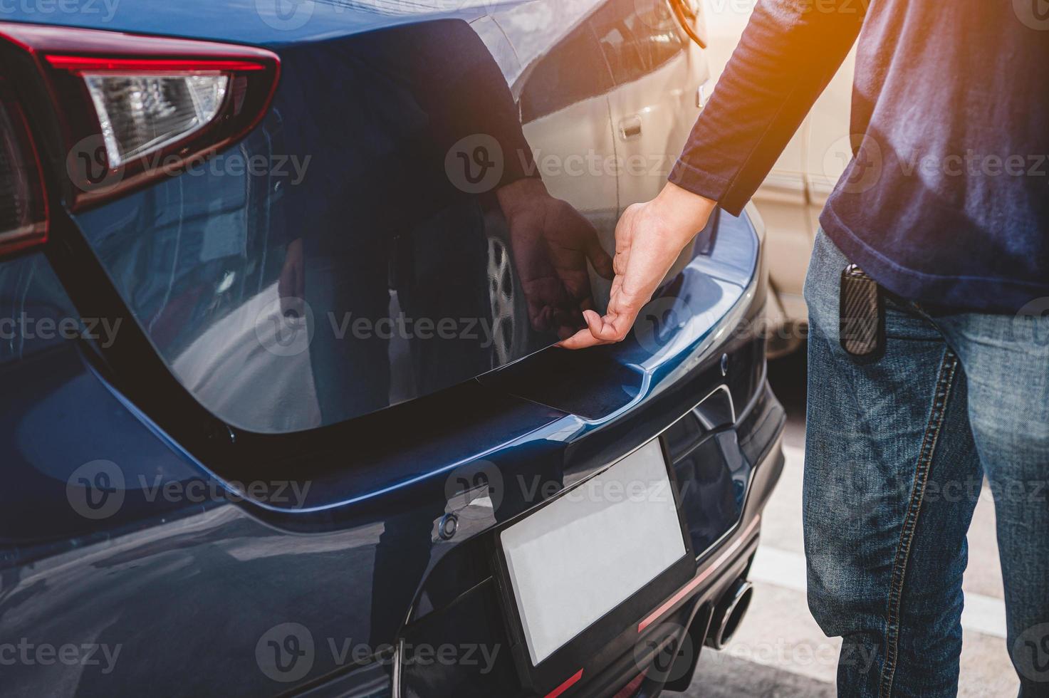 man hand öppna kombi bagageutrymme genom att röra sensorn foto